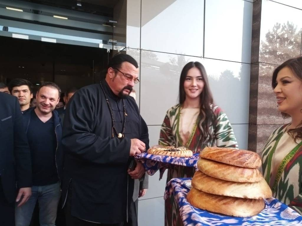 Американский актер, продюсер, кинорежиссер Стивен Сигал находится в Ташкенте